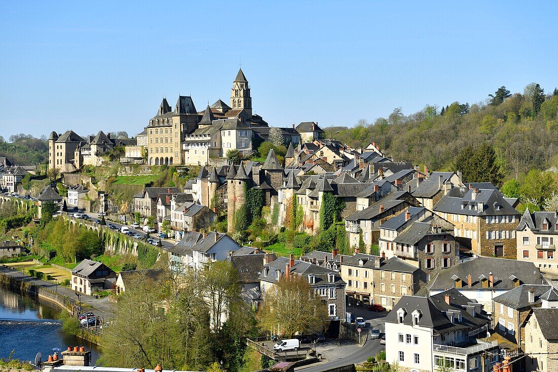 Frankreich, Correze, Vezere-Tal, Limousin, Uzerche, "Les Plus Beaux Villages de France" (Die schönsten Dörfer Frankreichs), Blick auf das Dorf, die Kirche Saint Pierre und den Fluss Vezere
