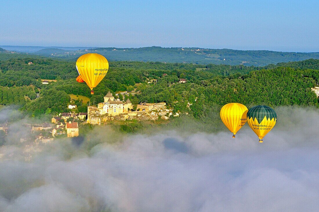 Frankreich, Dordogne, Perigord Noir, Dordogne-Tal, Castelnaud la Chapelle, mit dem Label Les Plus Beaux Villages de France (Die schönsten Dörfer Frankreichs), das Schloss von Castelnaud la Chapelle, der Fluss Dordogne und Heißluftballons (Luftaufnahme) Frankreich, Dordogne (24) Schloss von Castelnaud im Nebel und die Heißluftballons