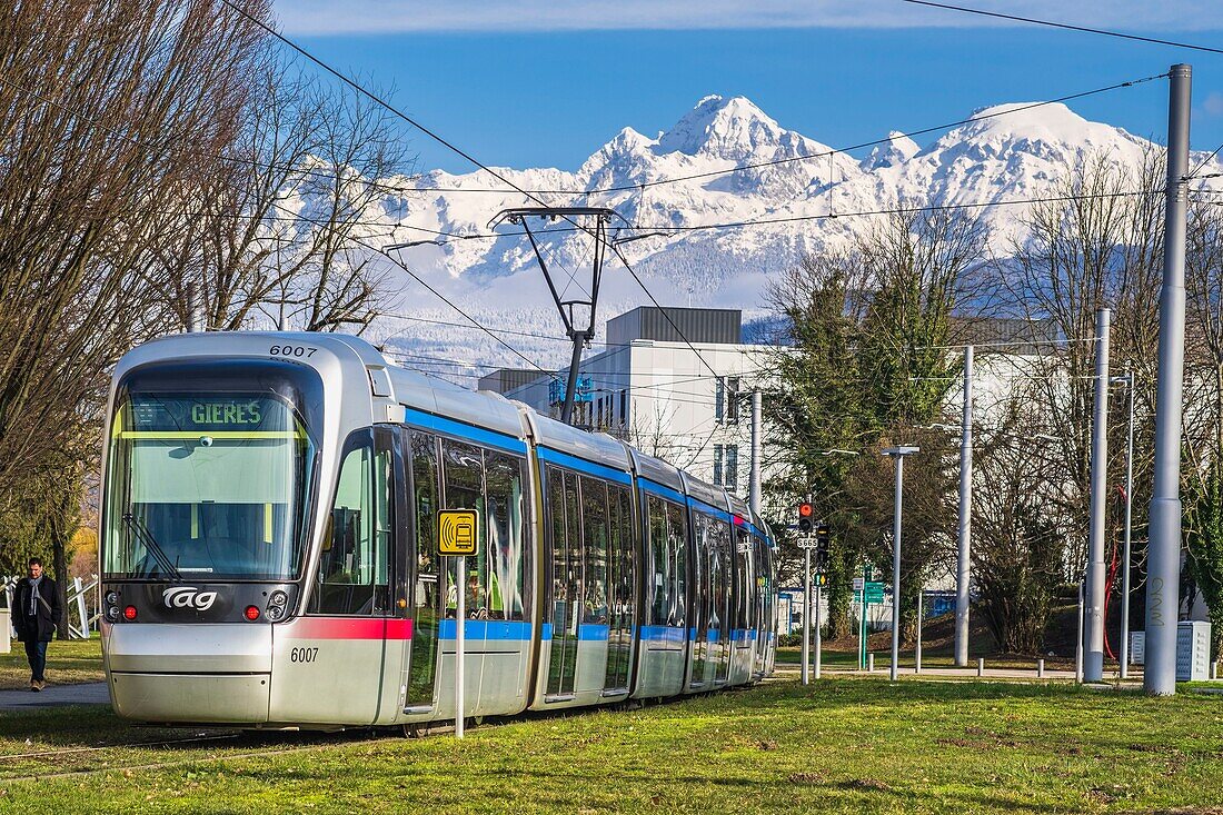 Frankreich, Isere, Saint-Martin-d'Heres, der Campus der Universität Grenoble Alpes, Straßenbahn und Belledonne-Gebirge im Hintergrund
