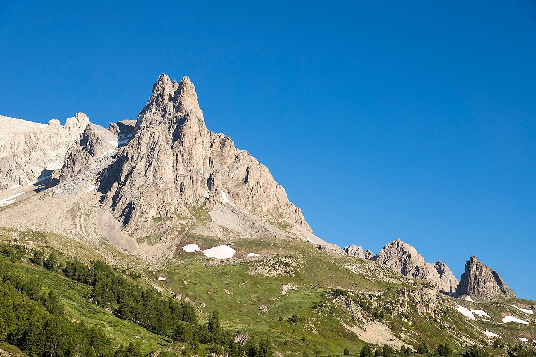 Frankreich, Hautes Alpes, Nevache, La Claree Tal, das Cerces-Massiv (3093m) und die Gipfel des Main de Crepin (2942m)