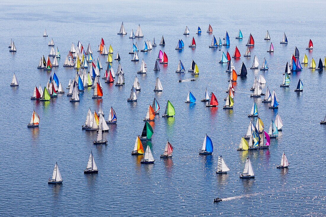 Frankreich, Morbihan, La Trinité sur Mer, Start der Regatta Tour de Belle Ile (Luftaufnahme)