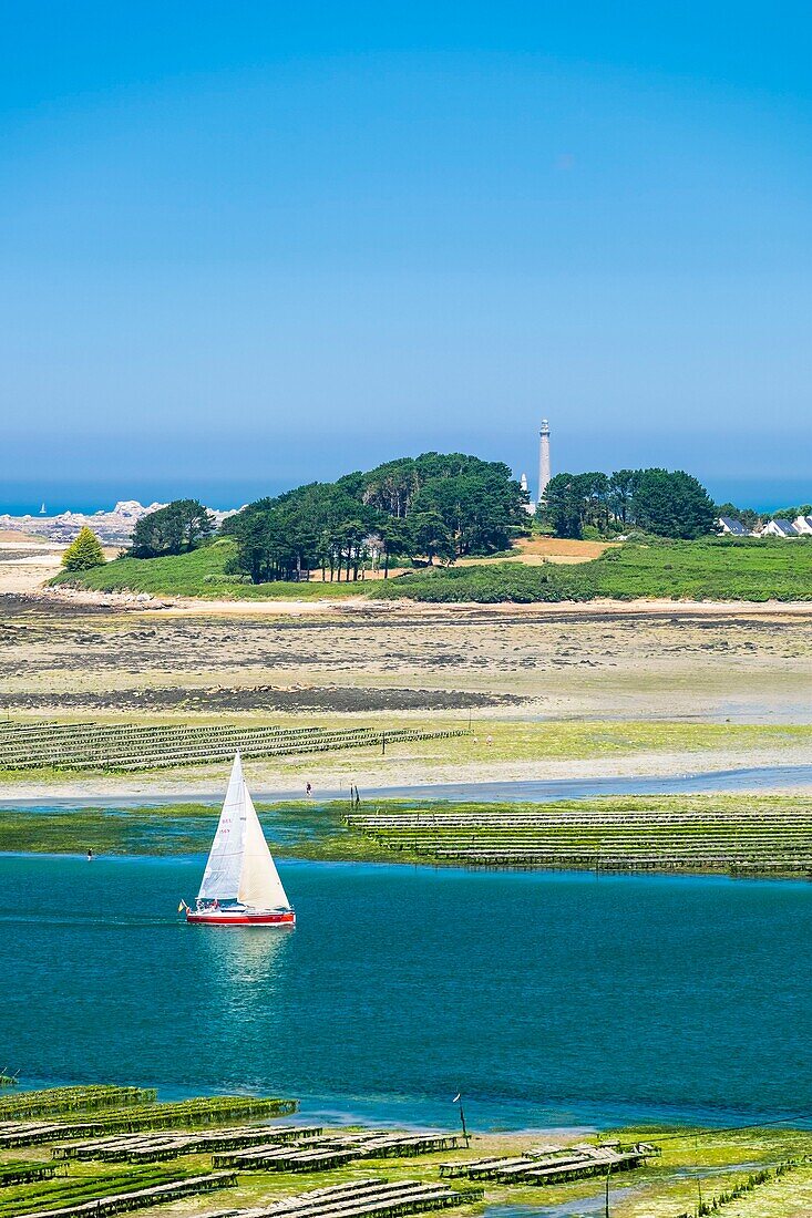 Frankreich, Finistère (29), Pays des Abers, Côte des Legendes, l'Aber Wrac'h und Leuchtturm der Ile Vierge, der höchste in Europa