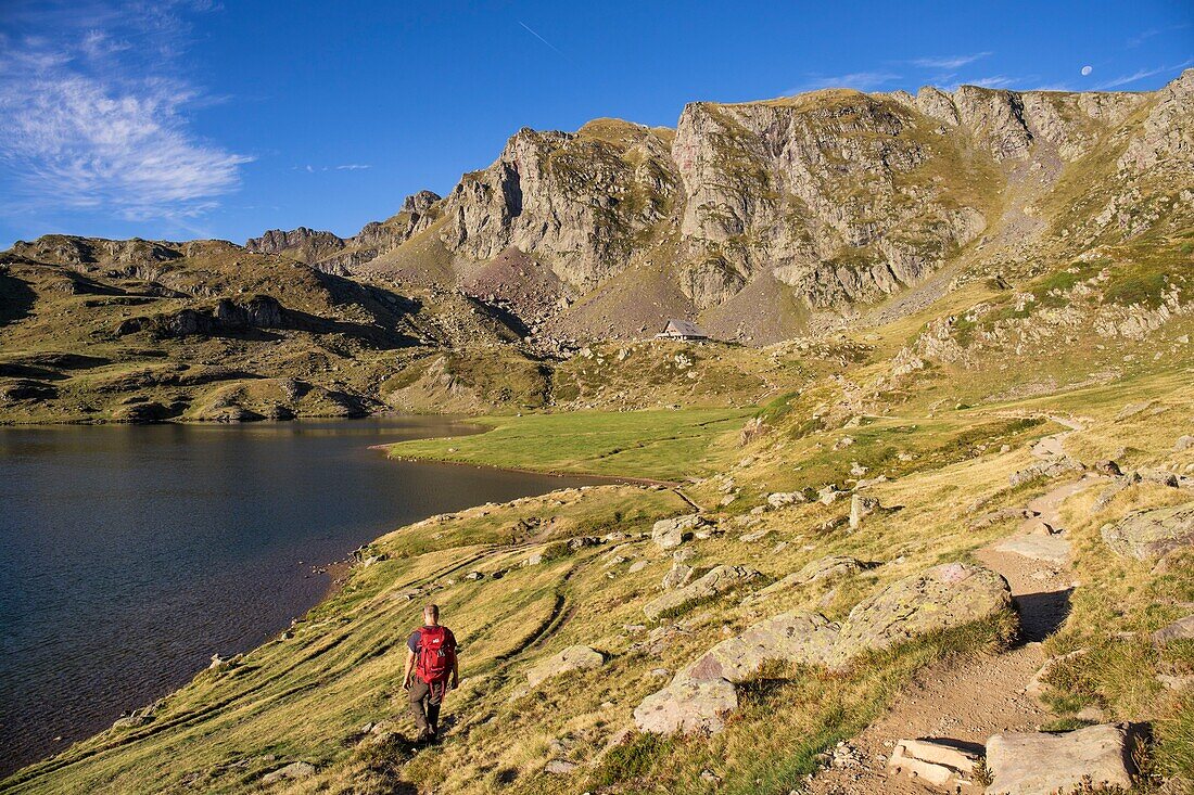 France, Pyrenees Atlantiques, Bearn, hiking in the Pyrenees, GR10 footpath, Gentau Lake, hiker arriving at Ayous refuge