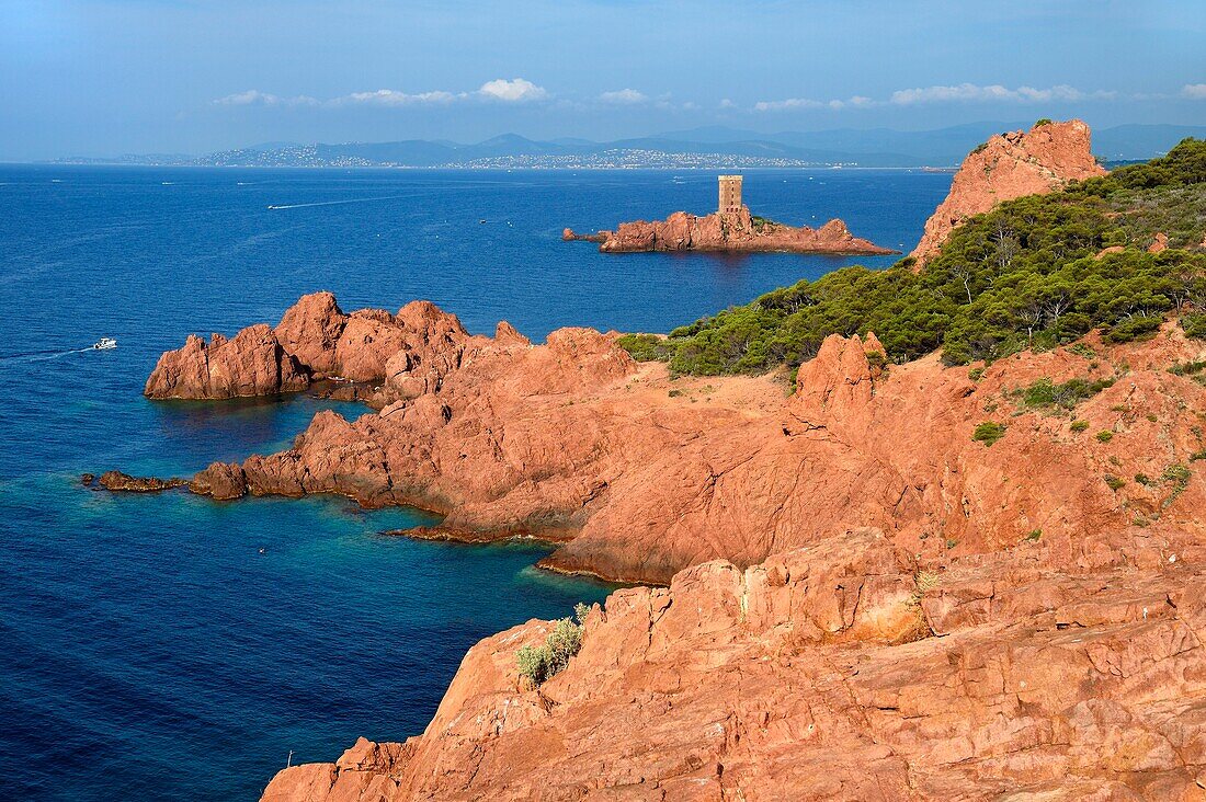 Frankreich, Var, Agay Gebiet neben Saint Raphael, Massif de l'Esterel (Esterel-Massiv), die Corniche d'Or, die Insel ile d'Or Turm neben dem Kap Dramont