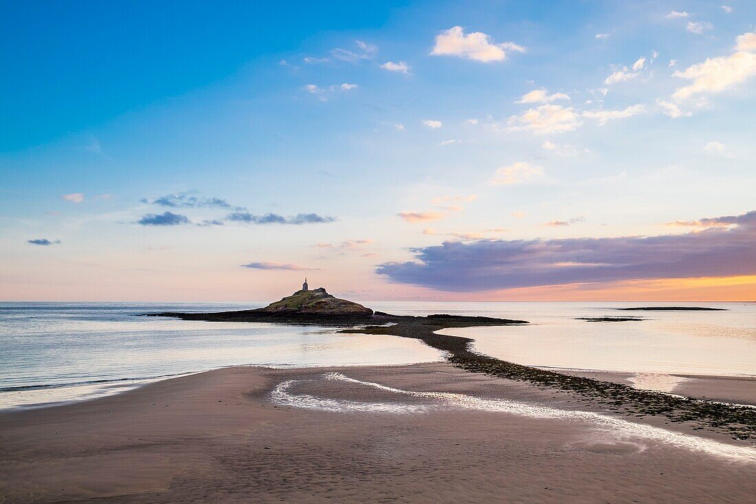 Frankreich, Cotes d'Armor, Erquy, Insel Saint Michel und Kapelle vom Strand Saint Michel aus