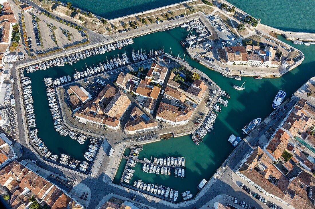 Frankreich, Charente Maritime, Saint Martin de Re, von der UNESCO zum Weltkulturerbe erklärt, der Hafen (Luftaufnahme)