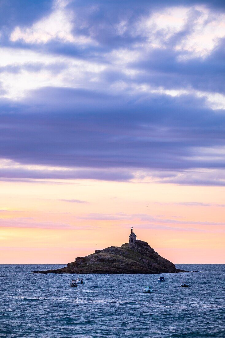 Frankreich, Cotes d'Armor, Erquy, Insel Saint Michel und Kapelle vom Strand Saint Michel aus