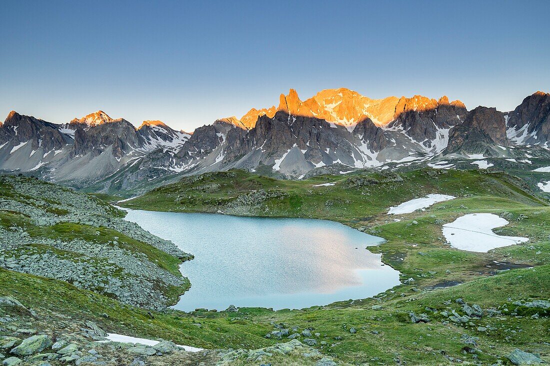 Frankreich, Hautes Alpes, Nevache, La Clarée-Tal, Langer See (2387m) mit dem Cerces-Massiv im Hintergrund (3093m)