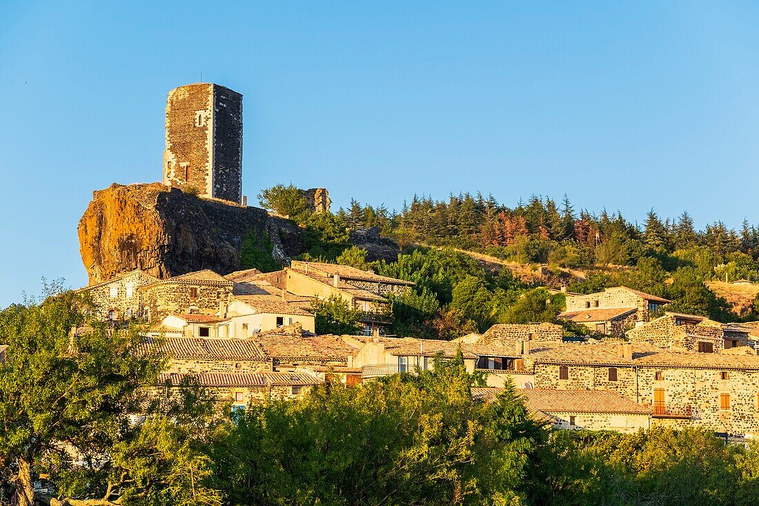 Frankreich, Ardeche, Mirabel, ehemaliges befestigtes Dorf oberhalb des Auzon-Tals, Mirabel-Turm ist ein Überbleibsel einer der beiden Burgen, die während der Religionskriege zerstört wurden