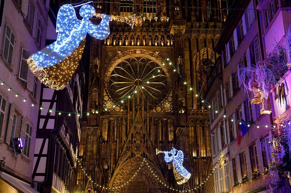 Frankreich, Bas Rhin, Straßburg, Altstadt, die von der UNESCO zum Weltkulturerbe erklärt wurde, Engel im Weihnachtsschmuck in der Rue Merciere und die Kathedrale Notre Dame