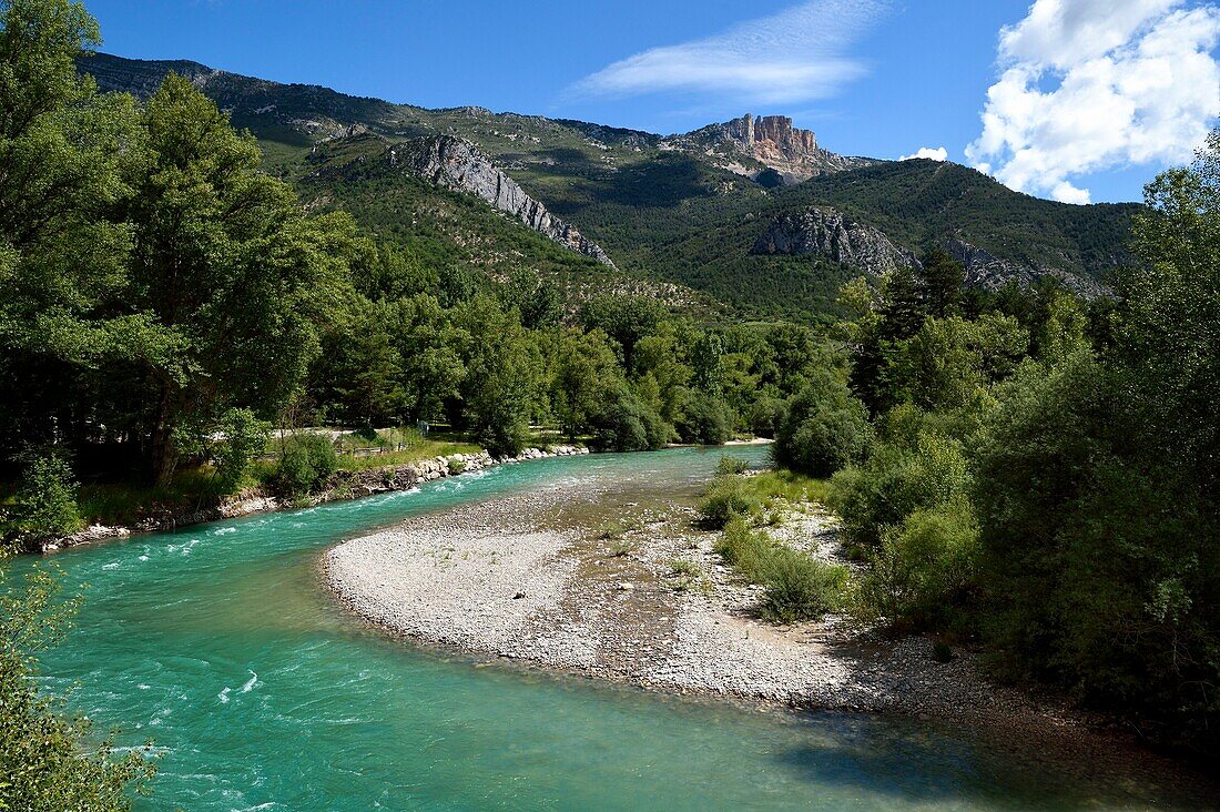 Frankreich, Alpes de Haute Provence, Parc Naturel Regional du Verdon, Chasteuil, der Fluss Verdon macht eine Biegung und bildet eine Kiesgrube, während die Cadieres de Brandis im Hintergrund zu sehen sind