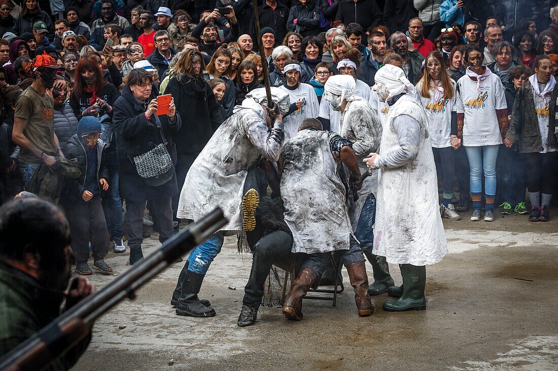 Frankreich, Pyrenees Orientales, Prats-de-Mollo, Lebensszene während des Bärenfestes beim Karneval