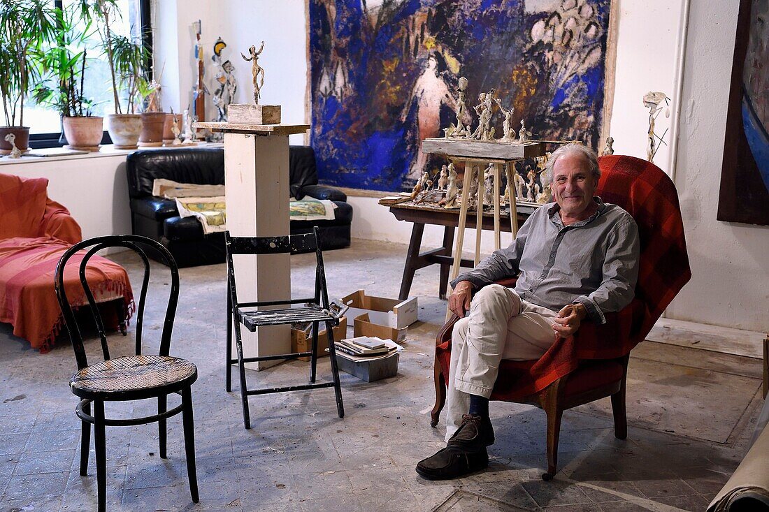 Frankreich, Var, Toulon, der Kunstmaler Serge Plagnol in seinem Atelier