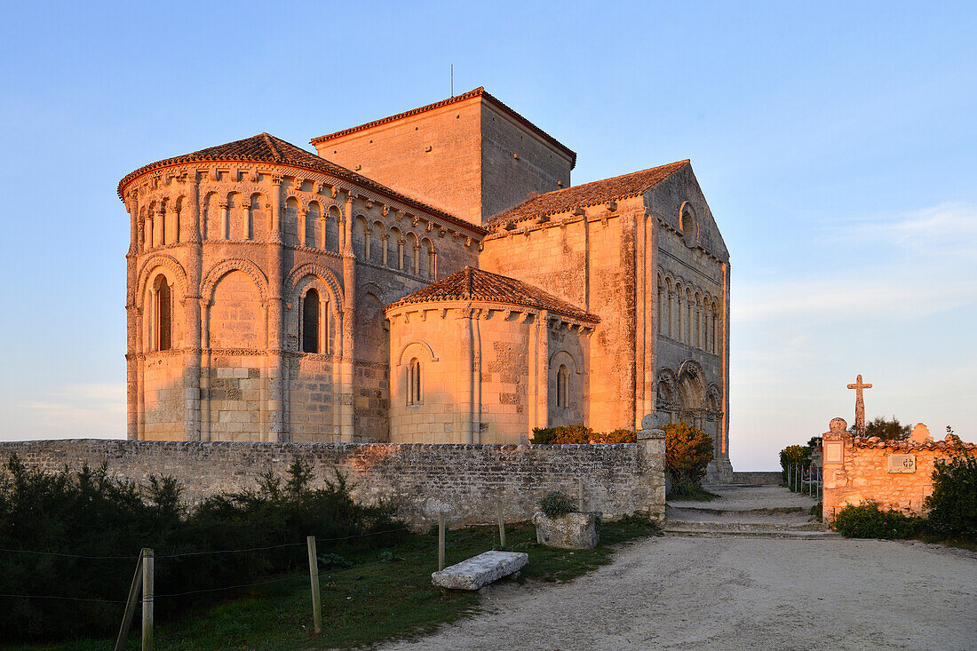 Frankreich, Charente Maritime, Mündung der Gironde, Saintonge, Talmont sur Gironde, ausgezeichnet als Les Plus Beaux Villages de France (Die schönsten Dörfer Frankreichs), die romanische Kirche St Radegonde aus dem XII.