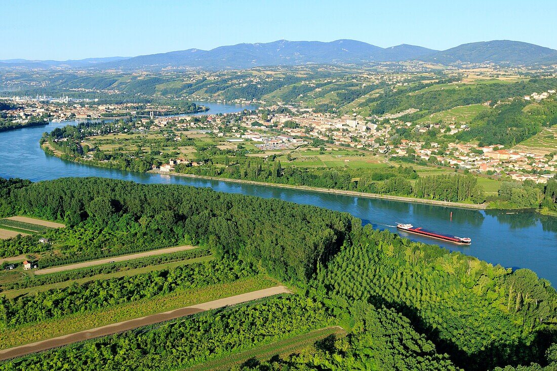 Frankreich, Isere, Chonas L'Amballan, Sensibles Naturgebiet von Gerbay, Die Rhone, Condrieu im Hintergrund (Luftaufnahme)