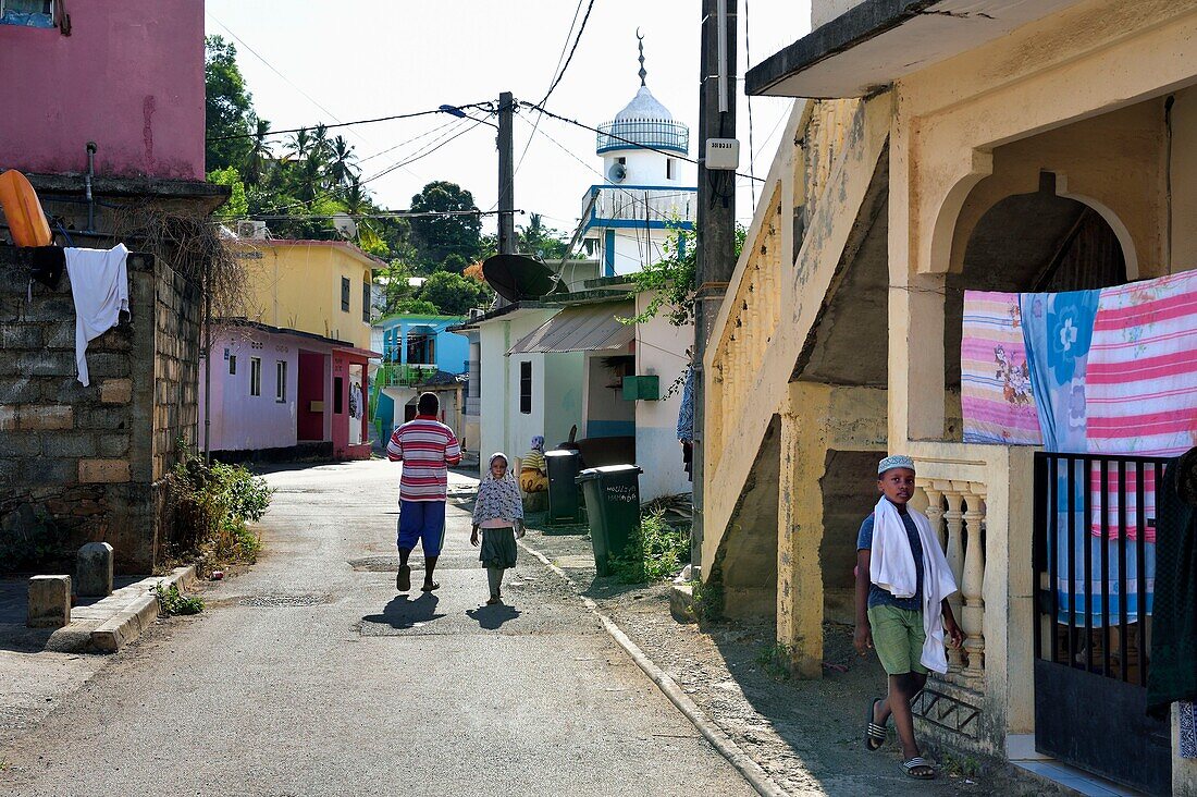 Frankreich, Insel Mayotte (französisches Überseedepartement), Grande Terre, Sada, Kind mit gestickter Kofia, traditioneller komorischer Hut