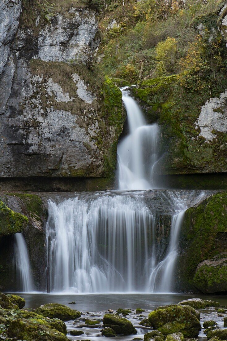 Frankreich, Jura, Le Vaudioux, Wasserfall von Billaude am Fluss Lemme