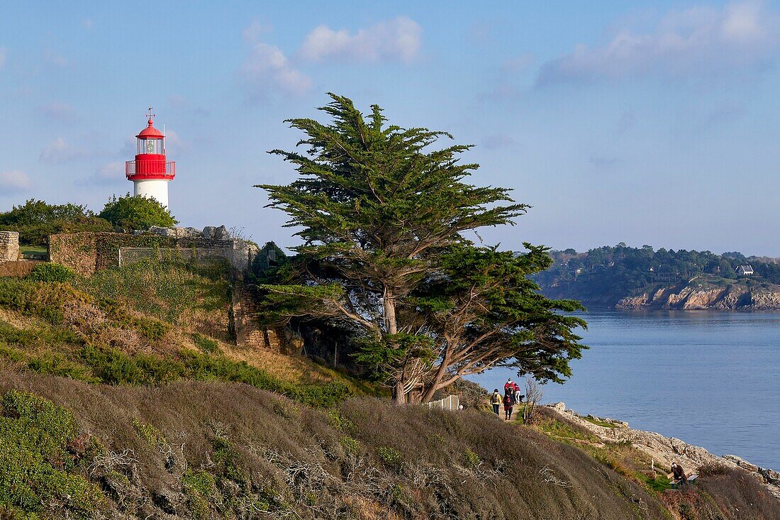 France, Finistère, Nevez, Port Manech, the coastal path in front of the port manech lighthouse at the entrance to the river l'Aven