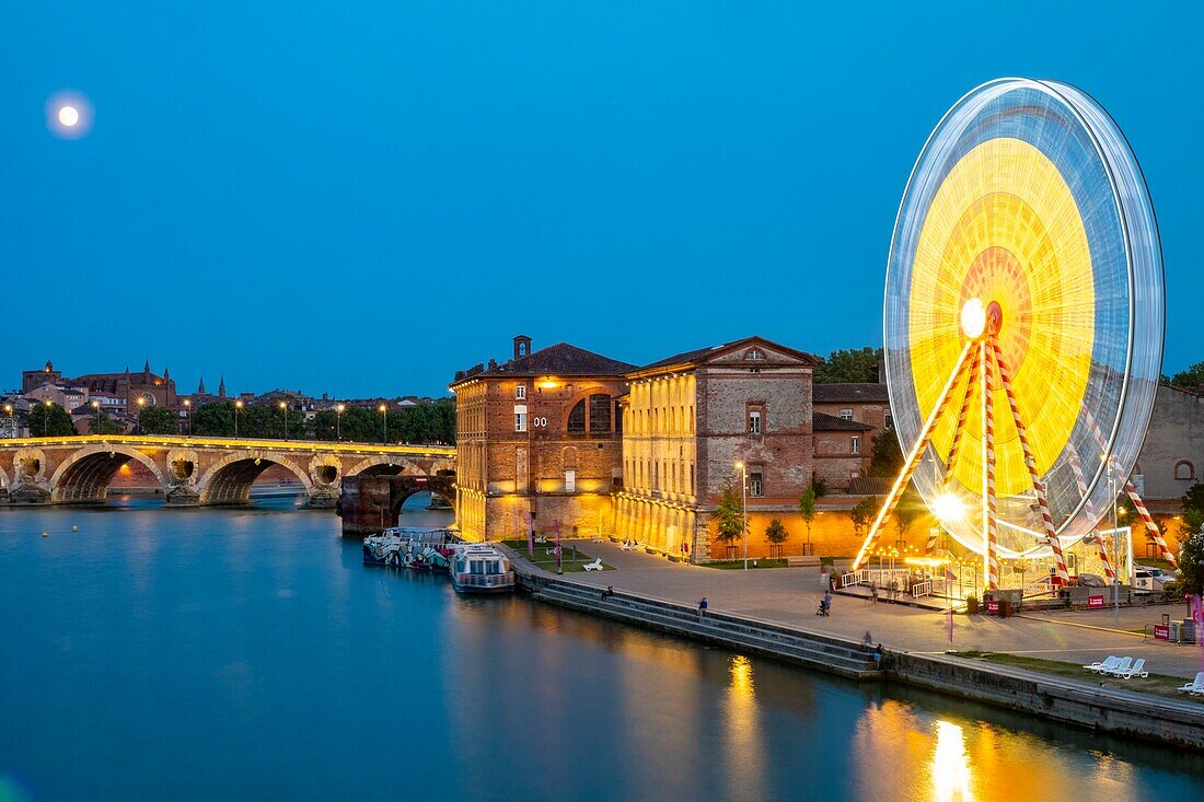 France, Haute Garonne, Toulouse, the docks of the Garonne with the Grande Roue and the Hotel Dieu Saint Jacques