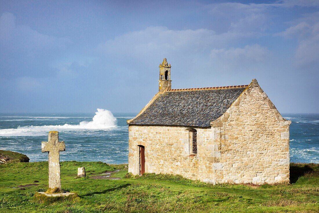 Frankreich, Finistere, Landunvez, Die Kapelle Saint Samson und ihr Kreuz