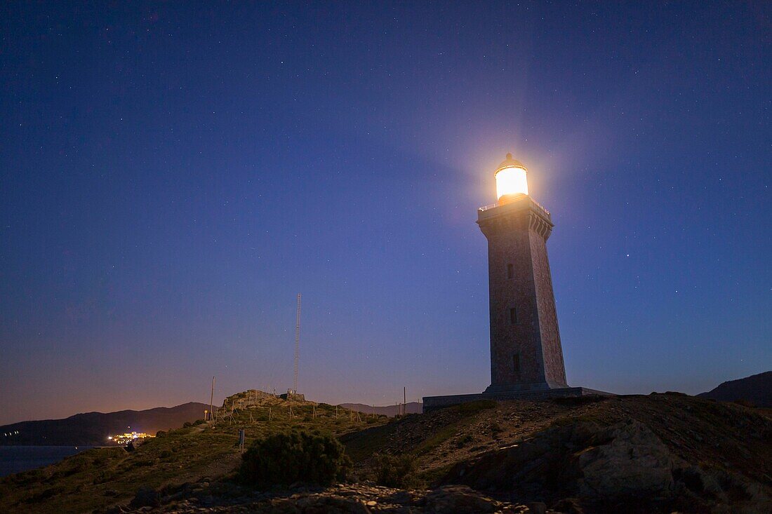 Frankreich, Pyrenees Orientales, Port Vendres, Bären-Kap, Leuchtturm Cap Bear bei Nacht, denkmalgeschützt