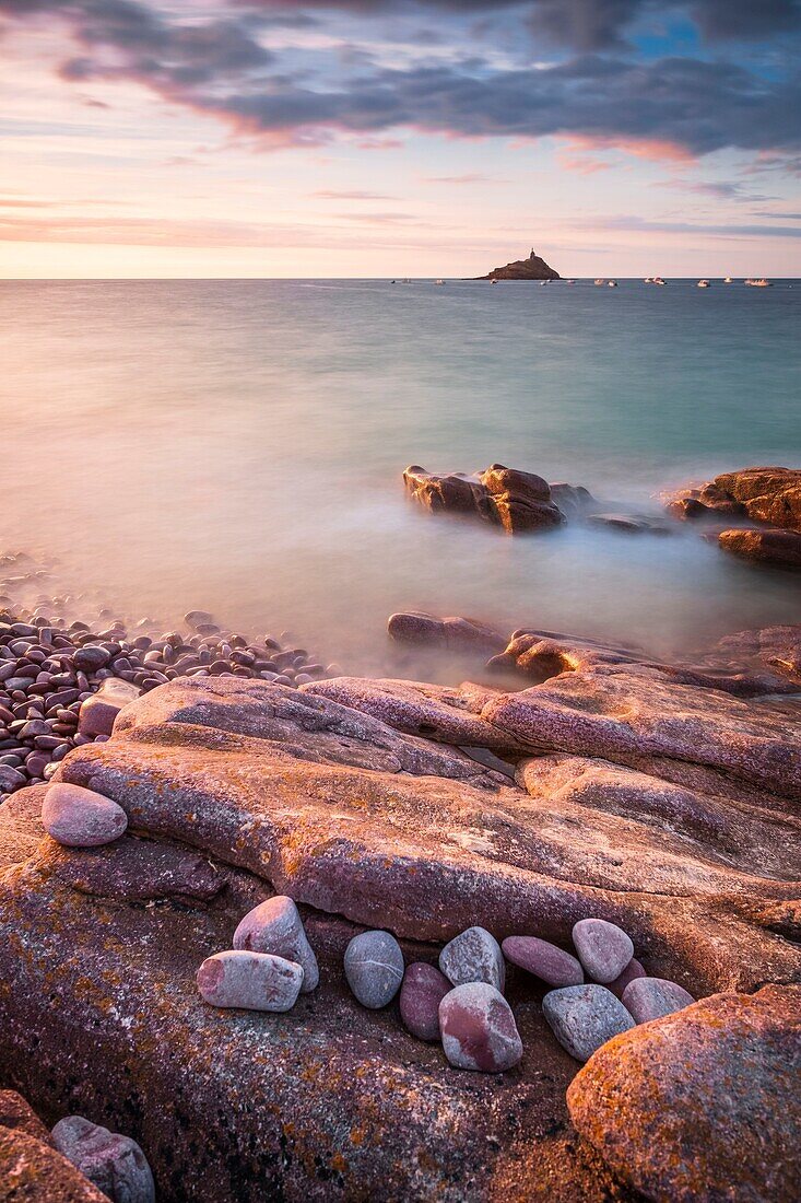 Frankreich, Cotes d'Armor, Erquy, Insel Saint Michel und Kapelle am Strand von Saint Michel