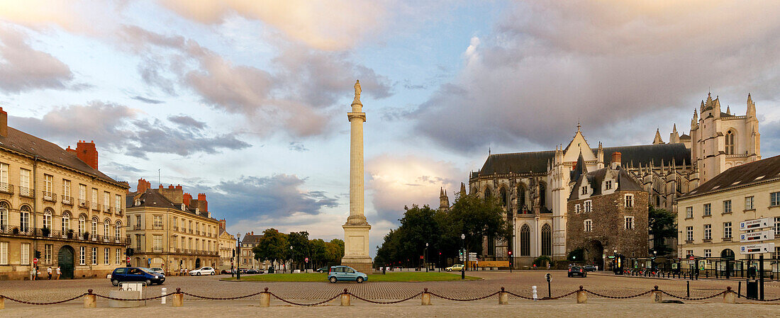 France, Loire Atlantique, Nantes, place du Maréchal Foch, statue of Louis XVI on a column and Cathedral of Saint Peter and Saint Paul