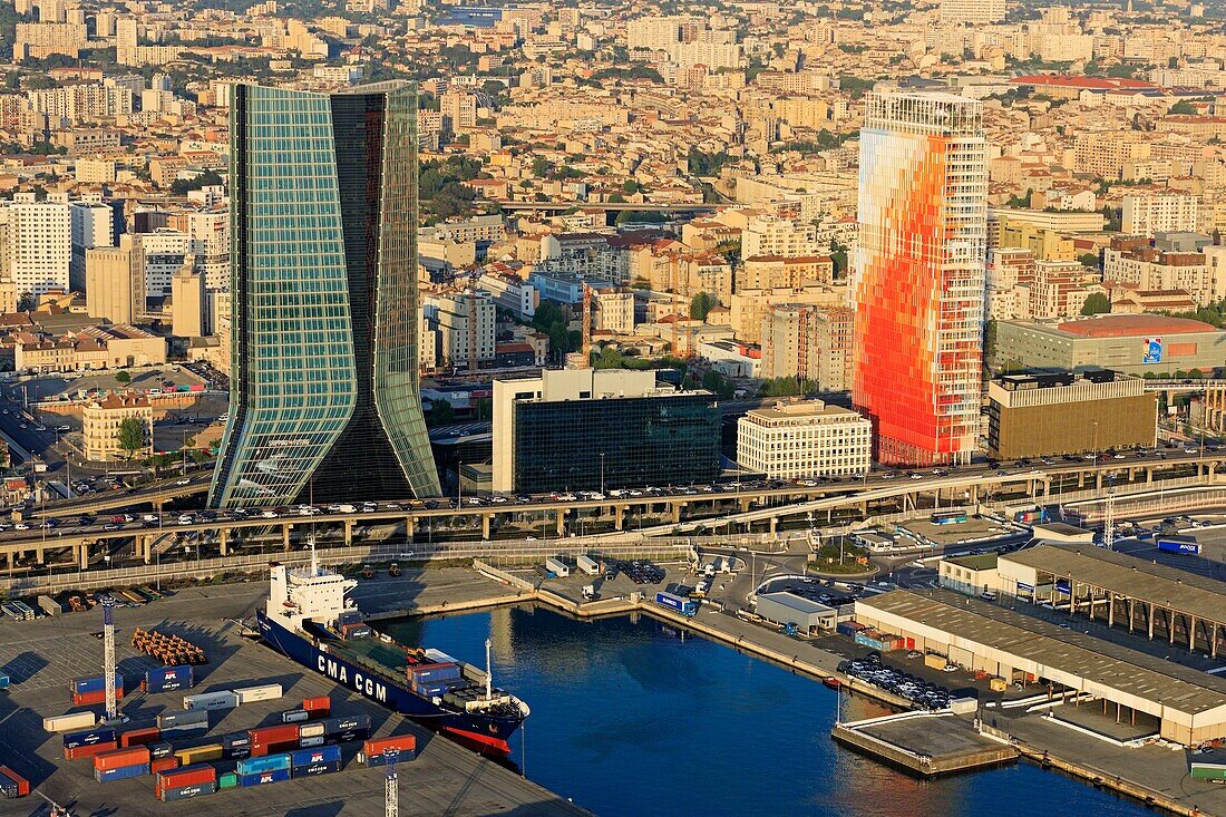 Frankreich, Bouches du Rhone, Marseille, 2. Arrondissement, Euroméditerranée-Gebiet, Arrondissement Arenc, Arenc-Becken, CMA CGM-Turm, Architektin Zaha Hadid und La Marseillaise-Turm, Architekt Jean Nouvel (Luftaufnahme)