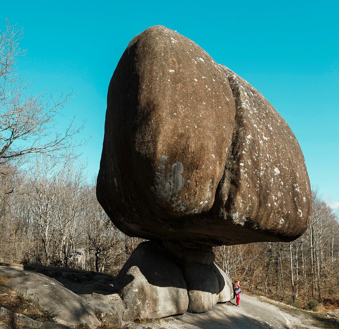 Frankreich, Tarn, Sidobre, Lacrouzette, Kind neben den Granitblöcken im Winter