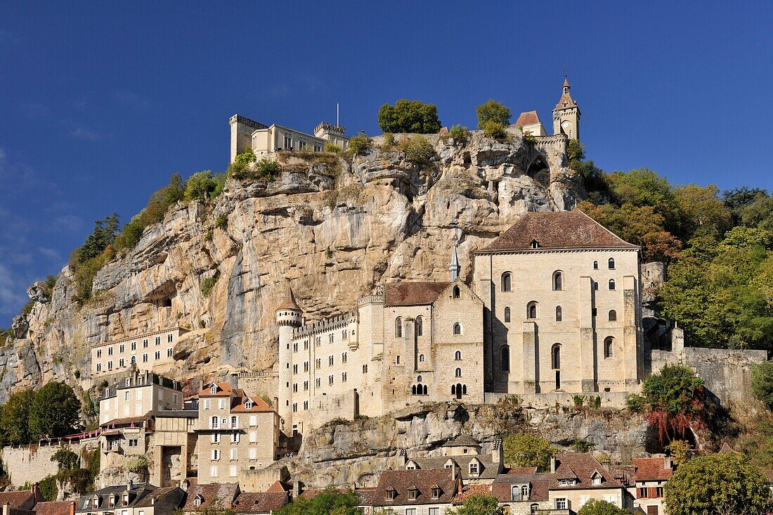 Frankreich, Lot, Haut Quercy, Rocamadour, mittelalterliche religiöse Stadt mit ihren Heiligtümern mit Blick auf die Schlucht von Alzouet und Etappe des Jakobsweges nach Santiago de Compostela