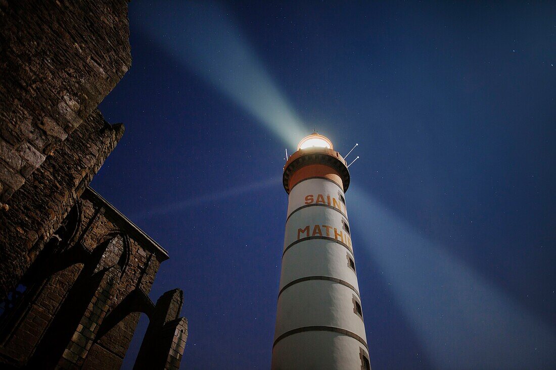 Frankreich, Finistere, Plougonvelin, Pointe Saint Mathieu, Der Leuchtturm von Saint Mathieu strahlt in der Nacht und ist ein historisches Denkmal