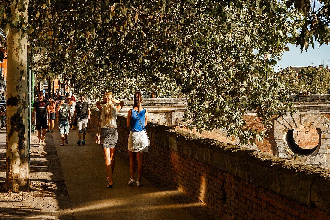 France, Haute-Garonne, Toulouse, listed at Great Tourist Sites in Midi-Pyrenees, Pont-Neuf, walkers on the quays of Garonne