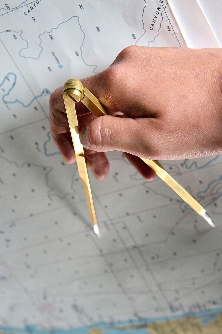 Frankreich, Var, Toulon, Marinestützpunkt (Arsenal), der atomgetriebene Flugzeugträger Charles de Gaulle wird gerade renoviert, eine Brückenoffizierin studiert eine Karte mit ihrem Kompass