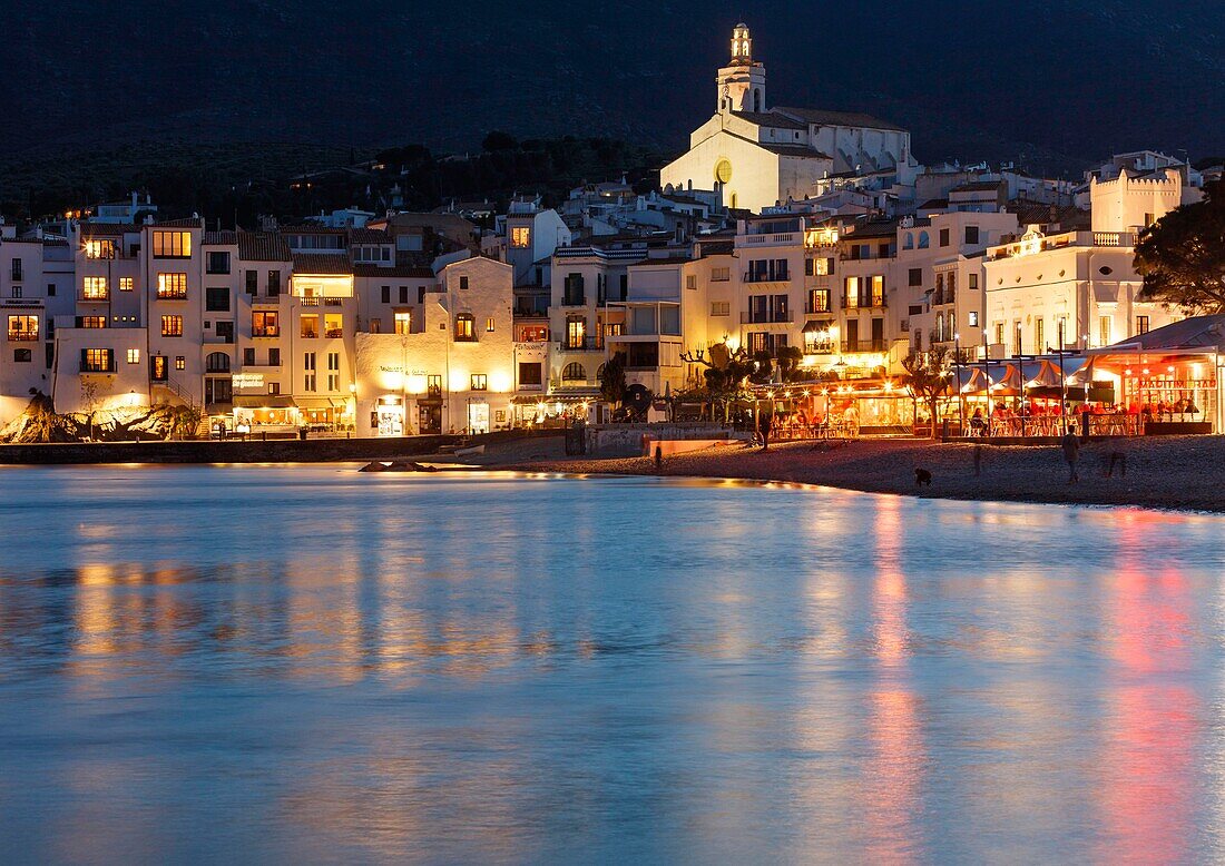 Spanien, Katalonien, Girona, Cadaques, nächtliche Ansicht eines Dorfes am Meer unter einem stürmischen Himmel