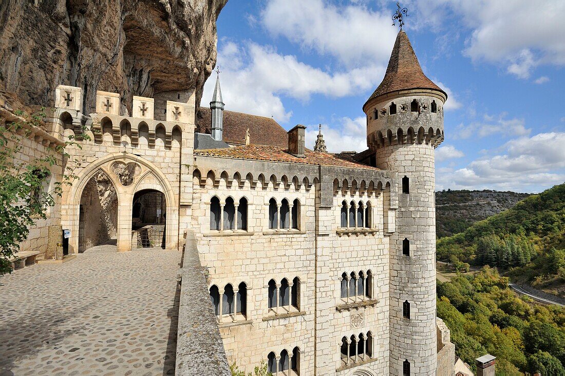 Frankreich, Lot, Haut Quercy, Rocamadour, mittelalterliche religiöse Stadt mit ihren Heiligtümern mit Blick auf die Schlucht von Alzouet und Stufe des Jakobsweges, Notre Dame von Rocamadour Heiligtum