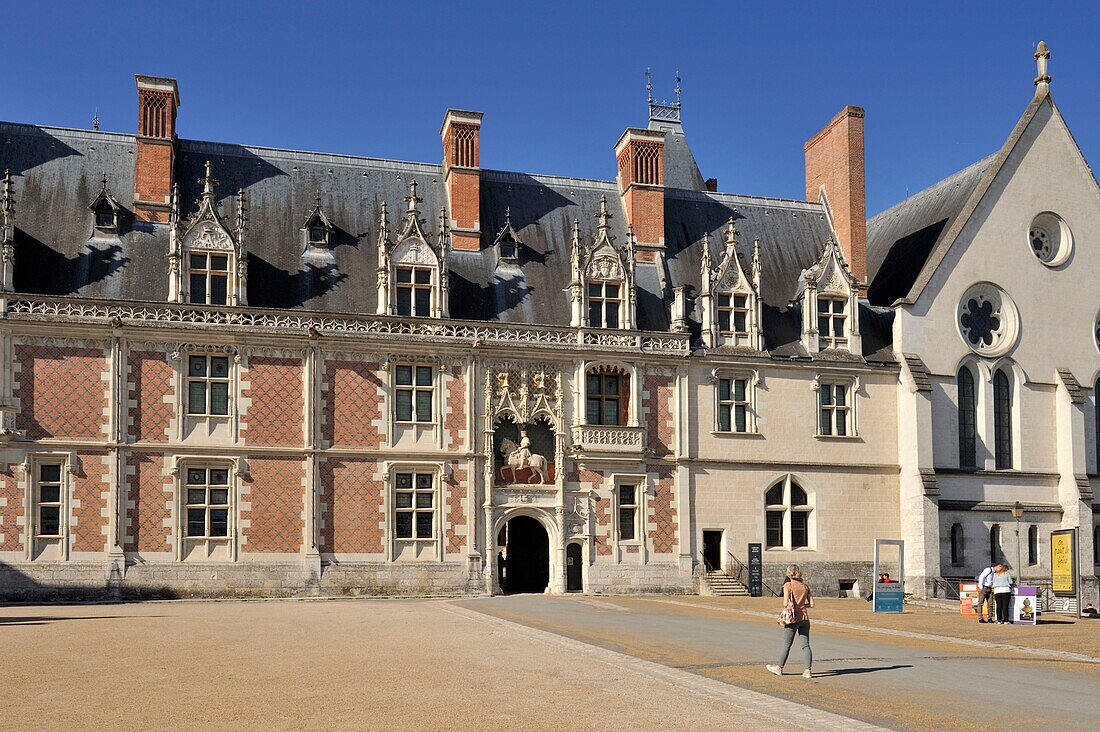 Frankreich, Loir et Cher, Tal der Loire, das von der UNESCO zum Weltkulturerbe erklärt wurde, Blois, königliches Schloss von Blois, Fassade des Schlosses von Ludwig XII. und Reiterstandbild von Ludwig XII.
