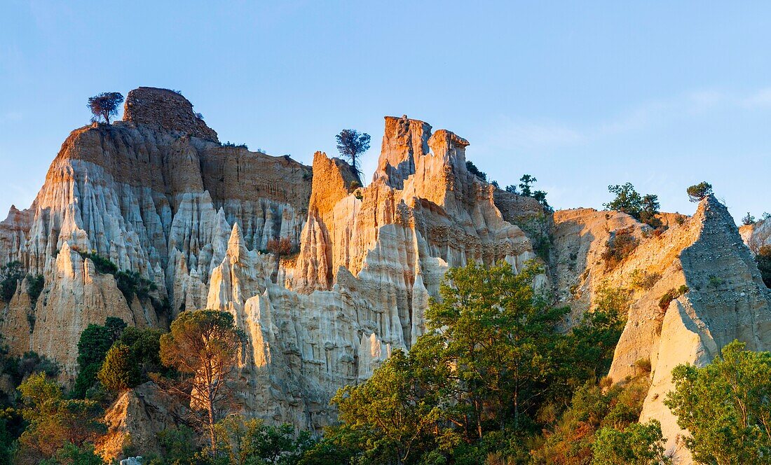 Frankreich, Pyrenees Orientales, Ille-sur-Tet, Les Orgues, Überblick über den Ort bei Sonnenaufgang