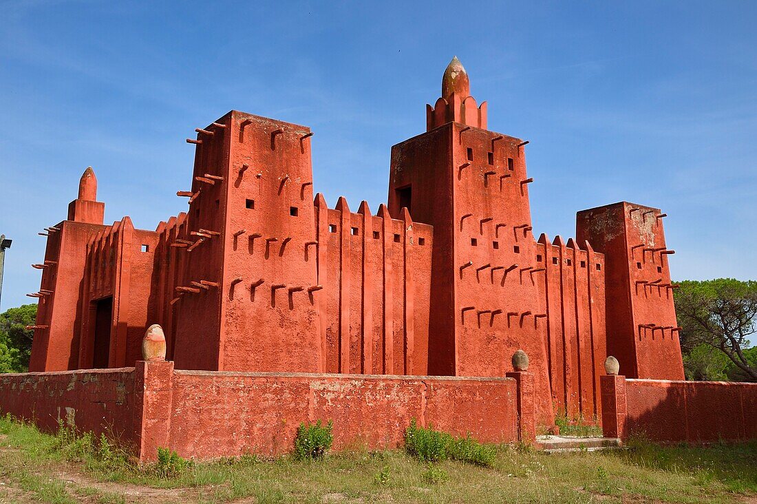 Frankreich, Var, Frejus, ehemaliges Lager Caïs, die sudanesische Moschee Missiri, die 1930 fertiggestellt wurde, Nachbildung der Moschee von Djenne und in das Inventar aufgenommene zusätzliche historische