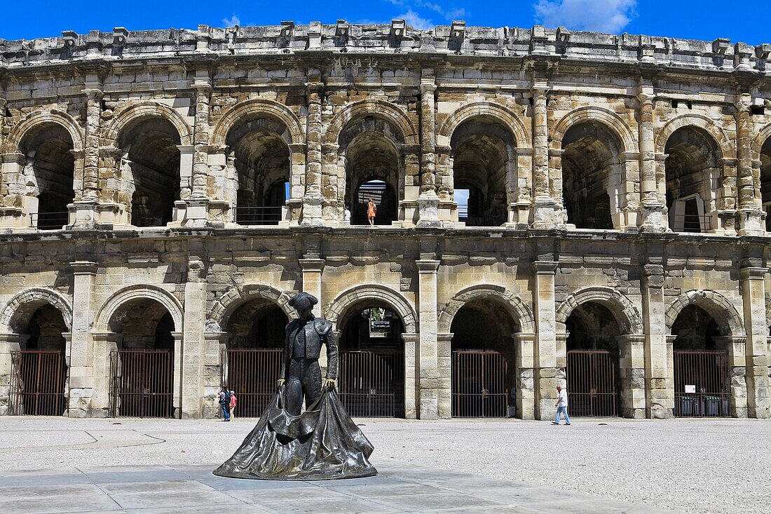 Frankreich, Gard, Nimes, die Arenes, im Vordergrund die Statue von Nimeño II