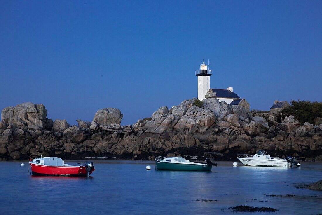 Frankreich, Finistere, Heidenland, Legendenküste, Brignogan Plages, Pointe Beg Pol, Pontusval-Leuchtturm bei Sonnenuntergang, denkmalgeschützt