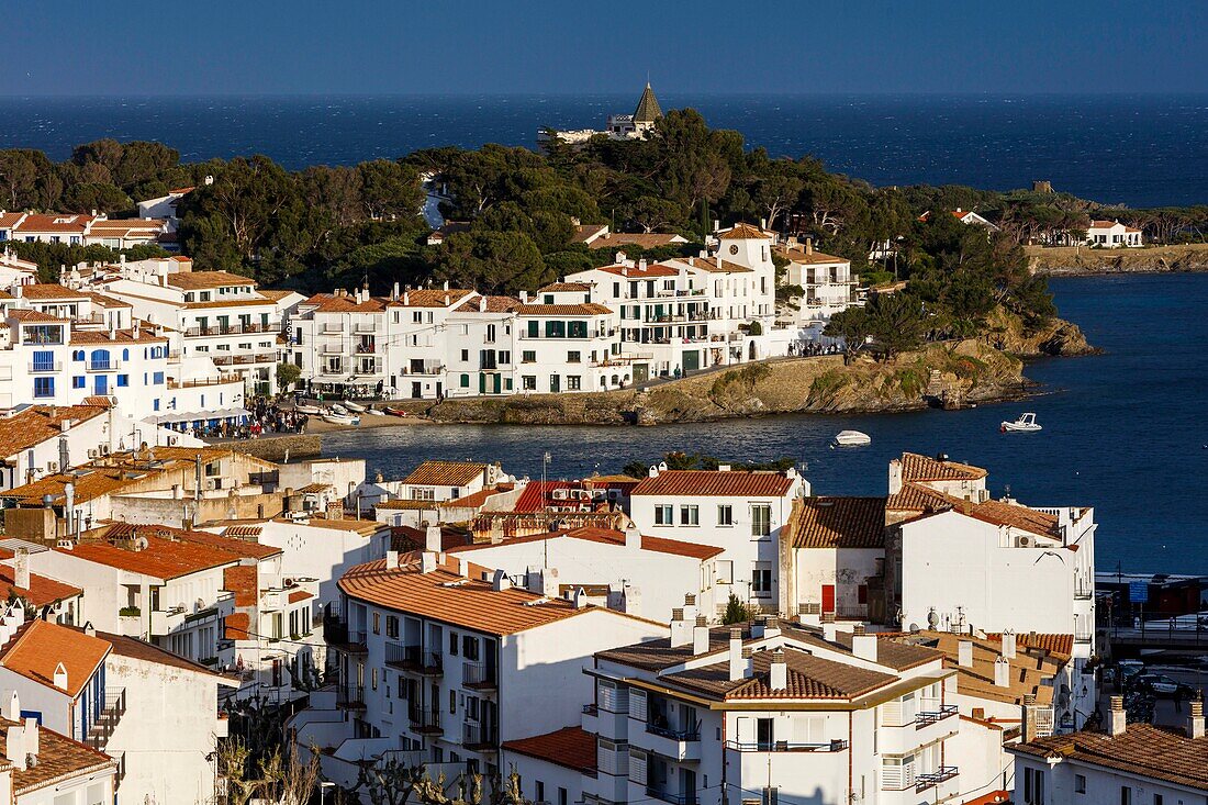 Spanien, Katalonien, Girona, Cadaques, Blick auf ein Dorf am Meer unter einem stürmischen Himmel am späten Nachmittag