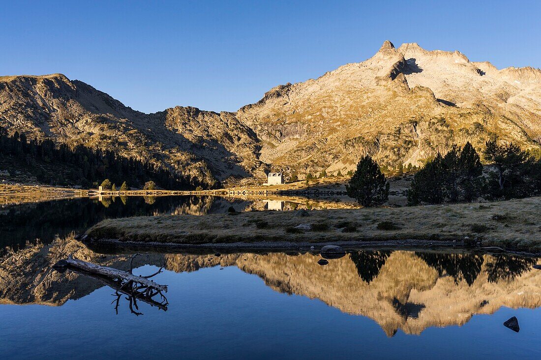 France, Hautes Pyrenees, Neouvielle Nature Reserve, Neouvielle massif (3091m) and Aumar Lake