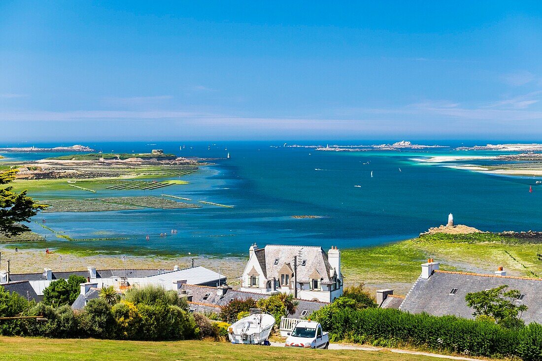 Frankreich, Finistère (29), Pays des Abers, Côte des Legendes, l'Aber Wrac'h, Cezon Fort und Lilia Archipel im Hintergrund