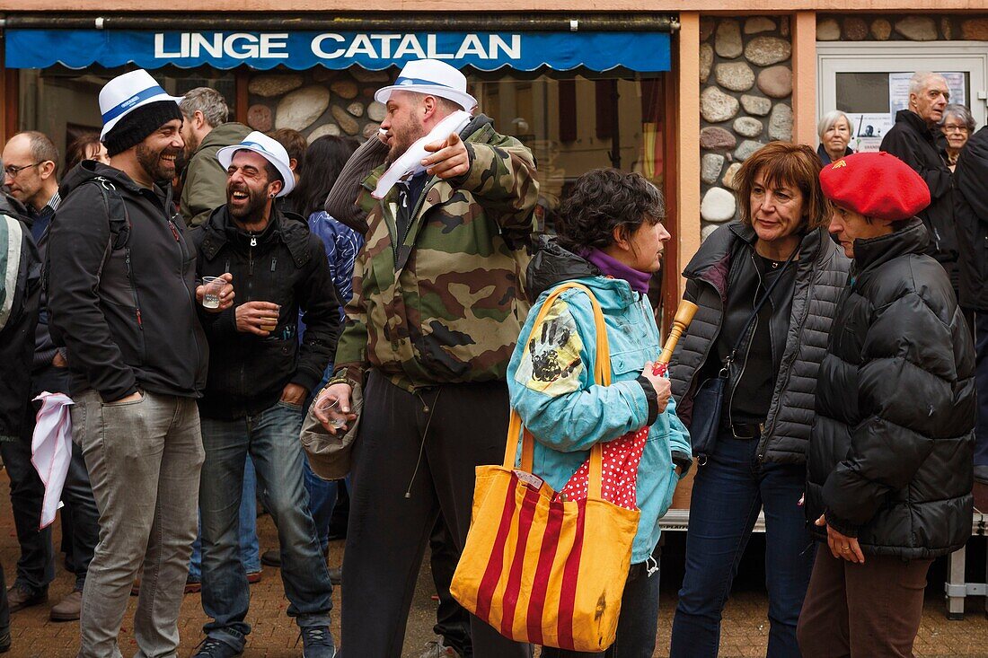 Frankreich, Pyrenees Orientales, Prats-de-Mollo, Lebensszene während des Bärenfestes beim Karneval