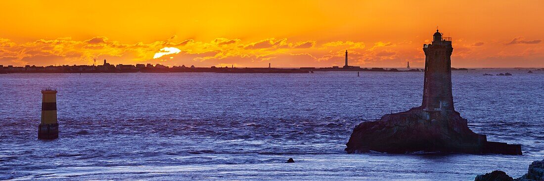 Frankreich, Finistere, Plogoff, Raz de Sein, Pointe du raz, Nachtbeleuchtung um den Leuchtturm La Vieille, denkmalgeschützt