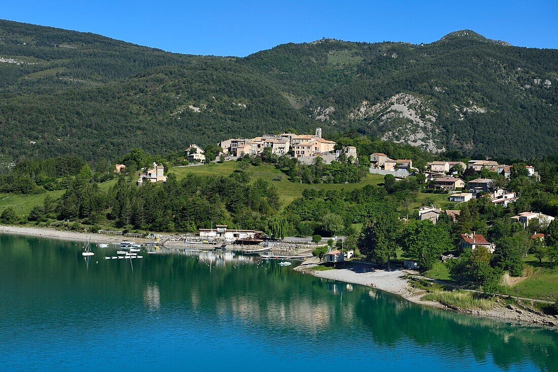 Frankreich, Alpes de Haute Provence, Parc Naturel Regional du Verdon, der vom Fluss Verdon gebildete See von Castillon bei dem Dorf Saint Julien du Verdon