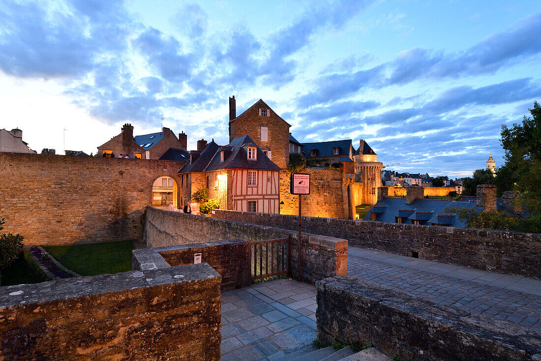 Frankreich, Morbihan, Golf von Morbihan, Vannes, Stadtmauern, Tor von Poterne und Kirche Saint-Patern im Hintergrund