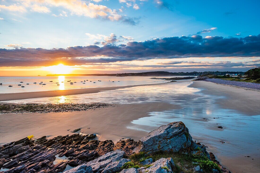 Frankreich, Cotes d'Armor, Erquy, Sonnenaufgang am Strand von Sables d'Or