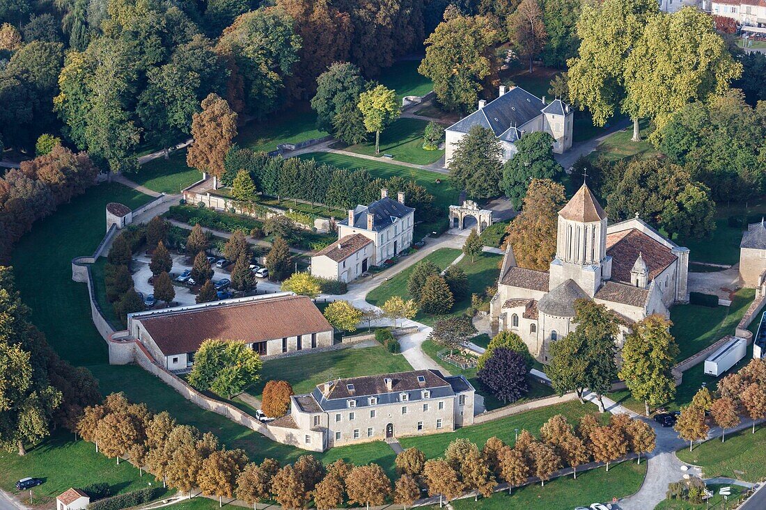 Frankreich, Charente Maritime, Surgeres, das Schloss, die Kirche und das Rathaus (Luftaufnahme)