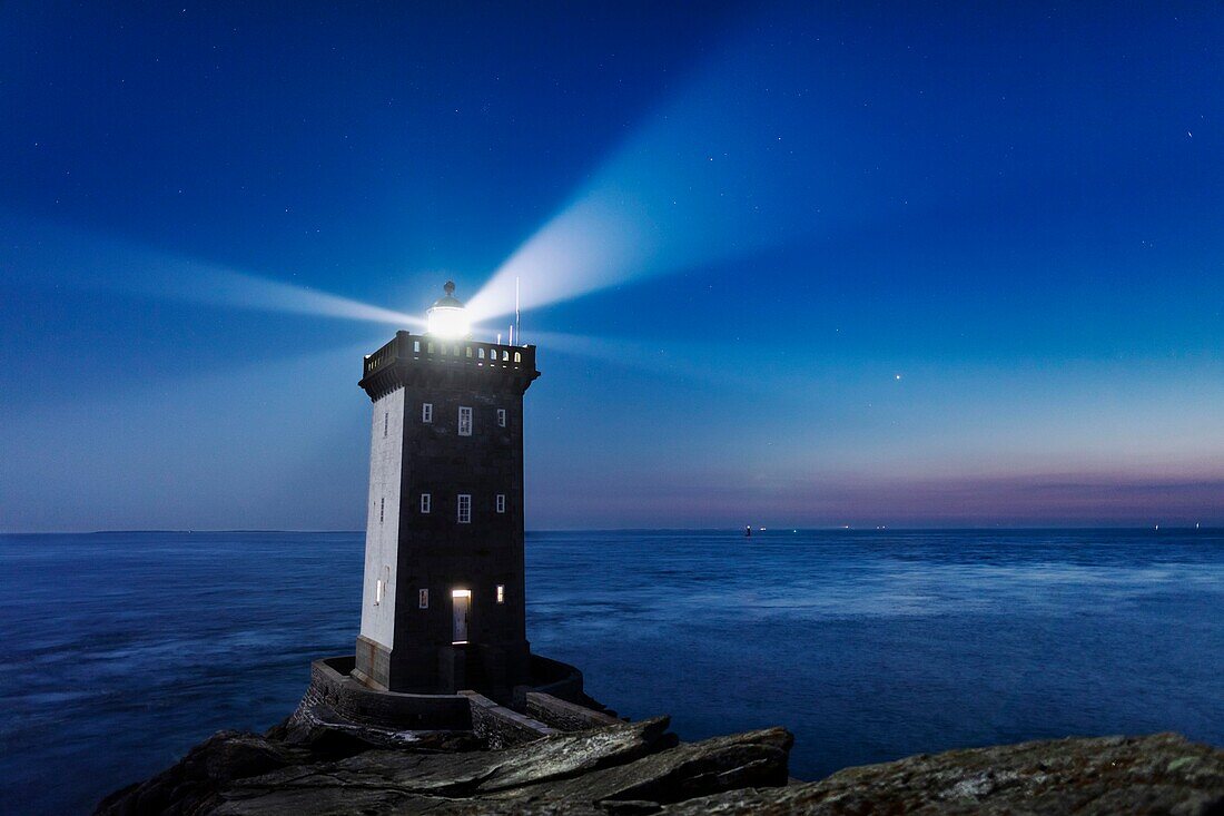 Frankreich, Finistere, Le Conquet, Spitze von Kermorvan, Der Leuchtturm von Kermorvan bei Nacht